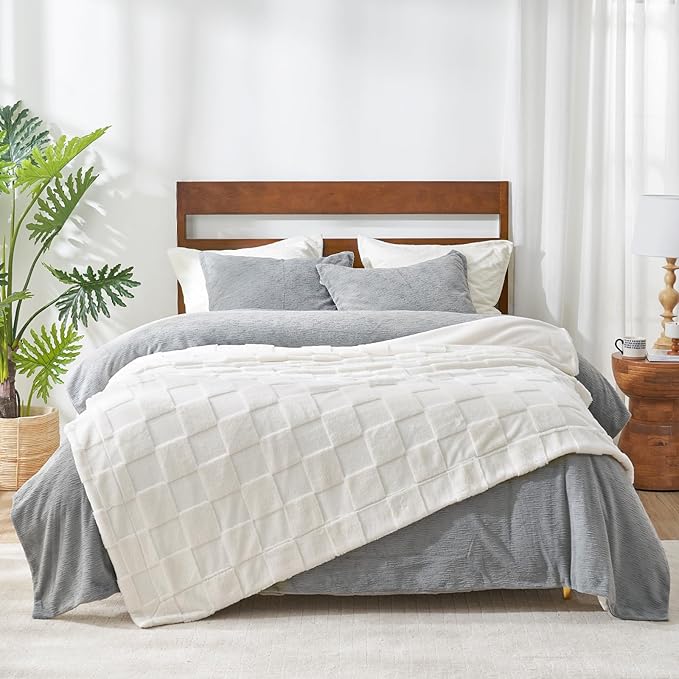 Cozy Bliss Checkered White Faux Rabbit Fur Throw Blanket, Soft Fuzzy Fluffy Minky Cream Furry Blankets for Couch, Bed (50 * 60 Inches Ivory)