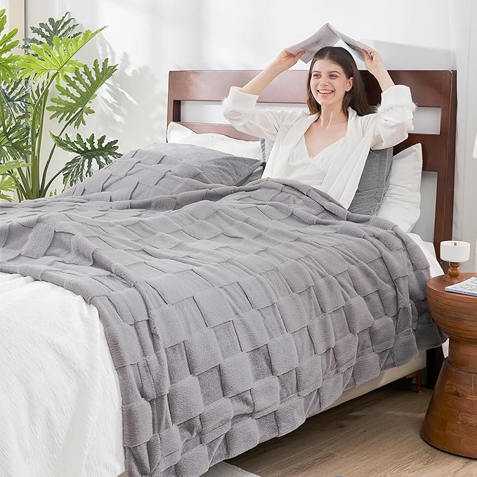 Cozy Bliss Checkered Large Faux Rabbit Fur Grey Twin Bed Blanket, Soft Fuzzy Fluffy Minky Furry Blankets for Couch, Bed, Adults (60 * 80 Inches Light Grey)