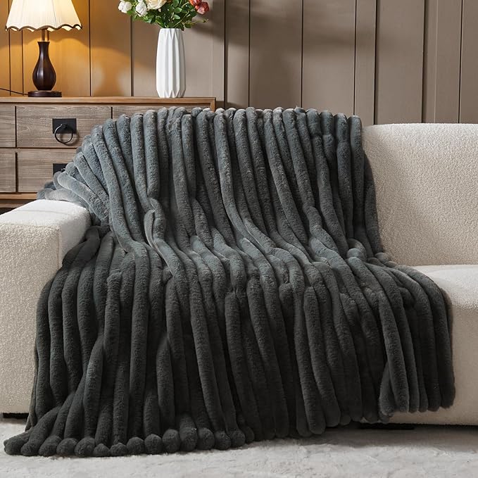 NEWCOSPLAY Faux Fur Throw Blanket Grey 3D Ribbed Plush Thick Warm Blanket for Couch Sofa Bed 850GSM (Grey Ribbed, Throw(50"x60"))