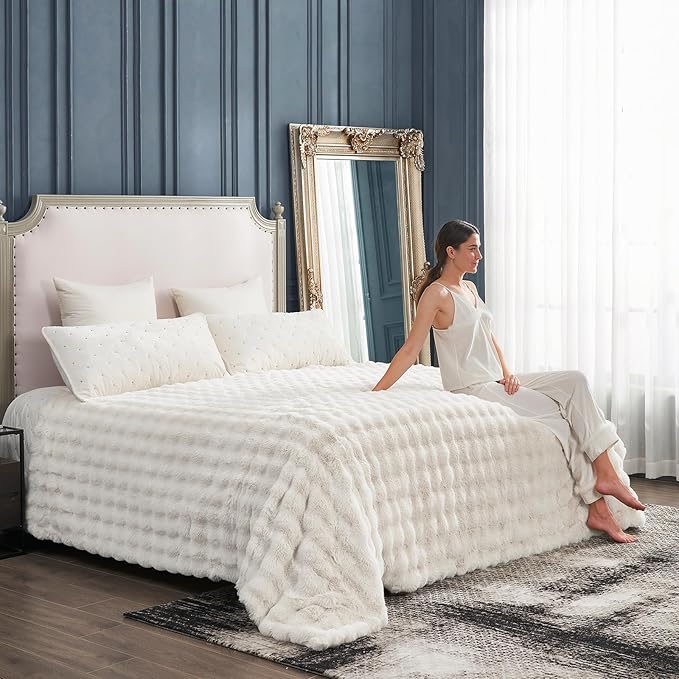 Cozy Bliss Faux Fur Throw Blanket for Couch, Fuzzy Soft Plush Thick Bubble Blanket for Sofa Bedroom Living Room, 90 * 90 Inches Cream White